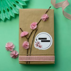 DIY Kirschblüten Geschenkverpackung mit Papierblumen