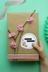 DIY Kirschblüten Geschenkverpackung mit Papierblumen