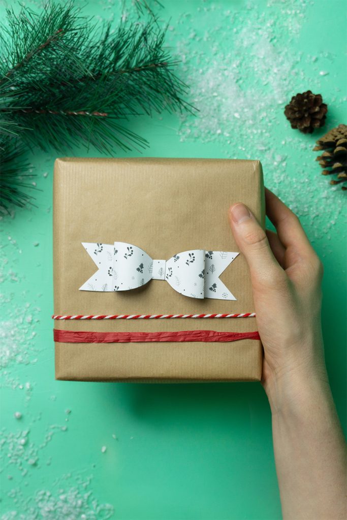 Papierschleifen für Weihnachtsgeschenke basteln
