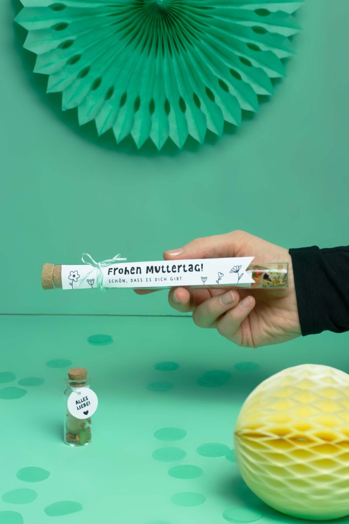 Gutschein zum Muttertag: Kreative Geschenkverpackung im Reagenzglas