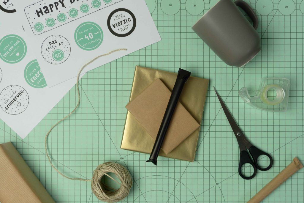 Geschenke für Geschenkkorb zum runden Geburtstag verpacken