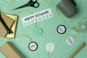 Geschenkanhänge für Geschenkkorb zum runden Geburtstag befestigen