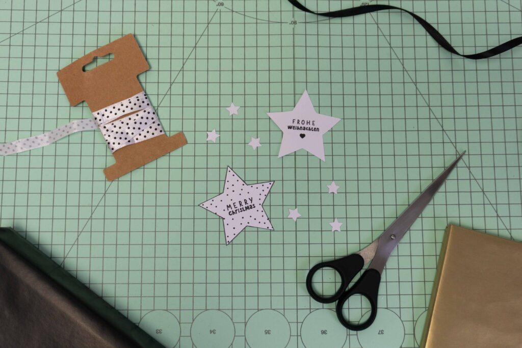 Ausgeschnittene Papiersterne und Schere