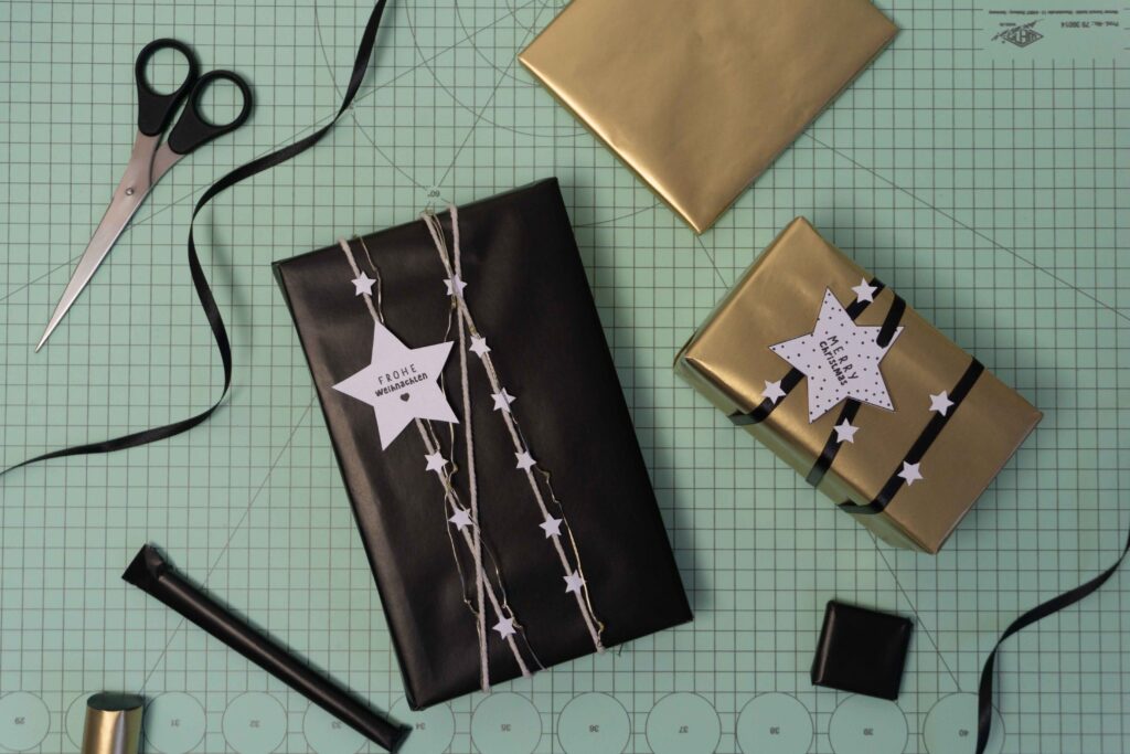 Weihnachtlich verpackte Geschenke mit Sternanhängern