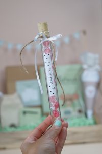 Geschenk zur Einschulung im Reagenzglas basteln