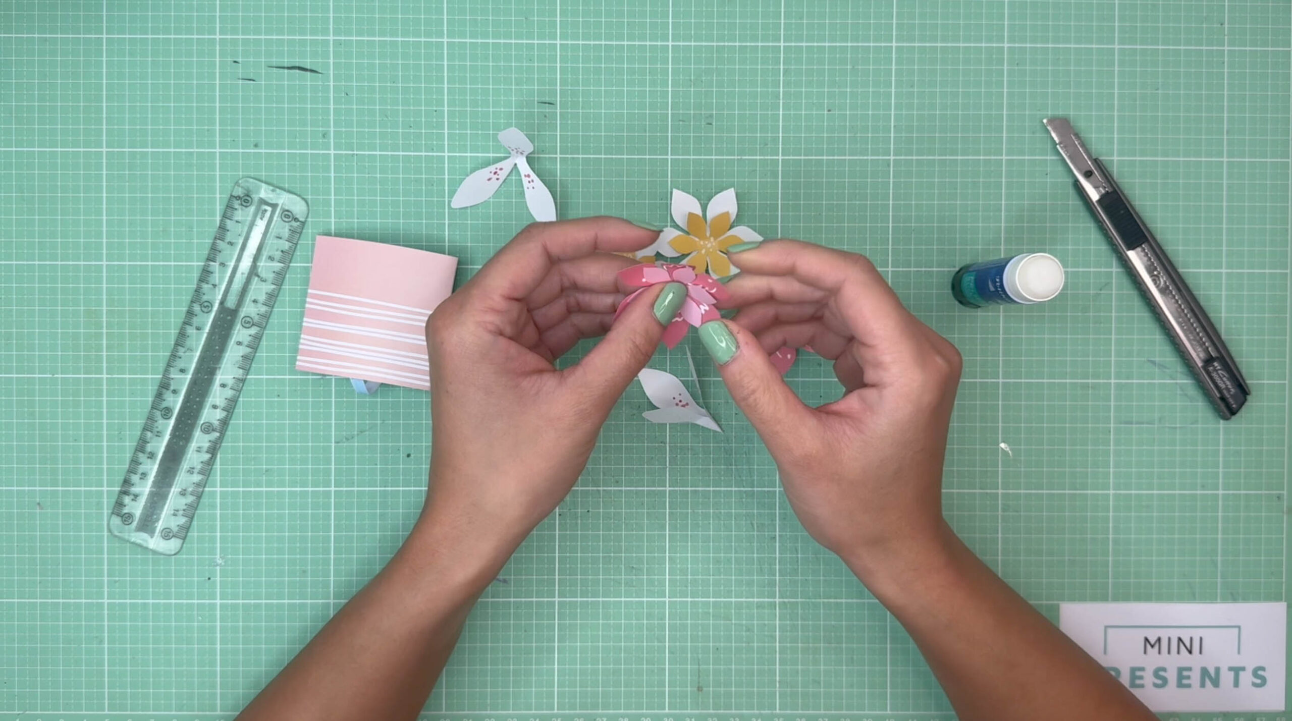 Blumenstrauß aus Papier basteln Pop Up Box