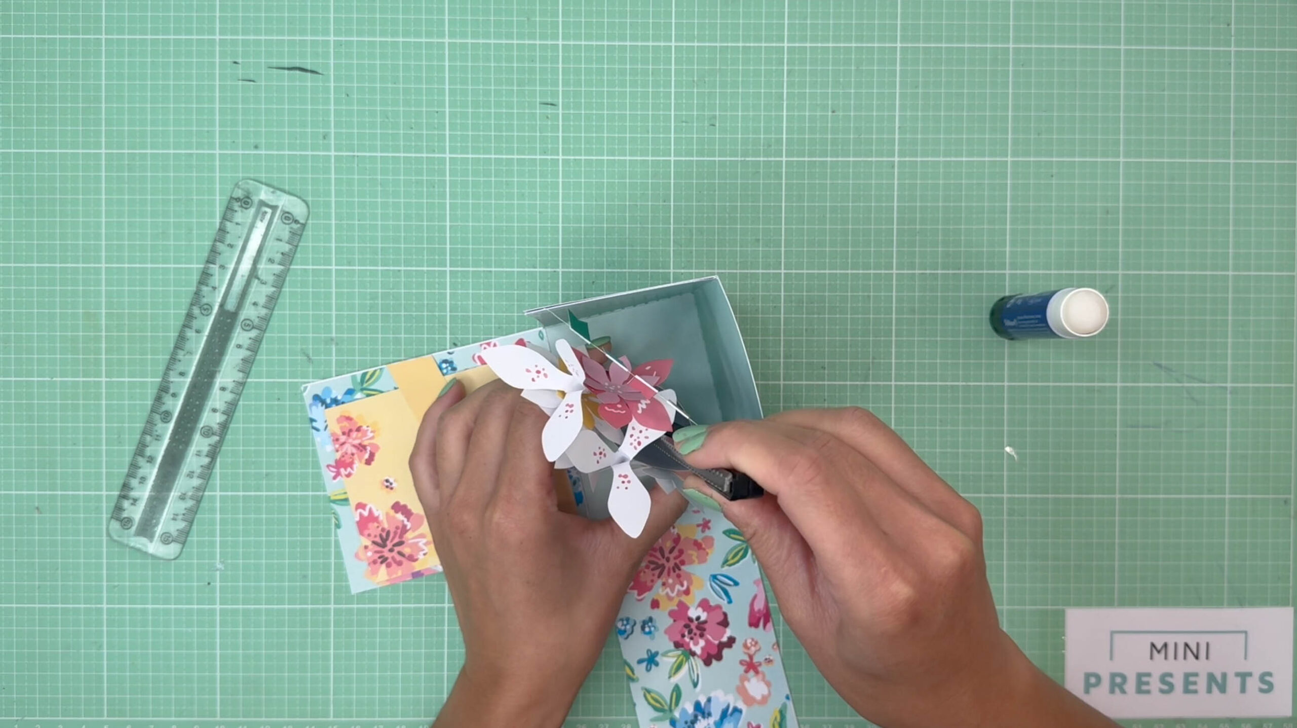 Blumenstrauß aus Papier basteln Pop Up Box