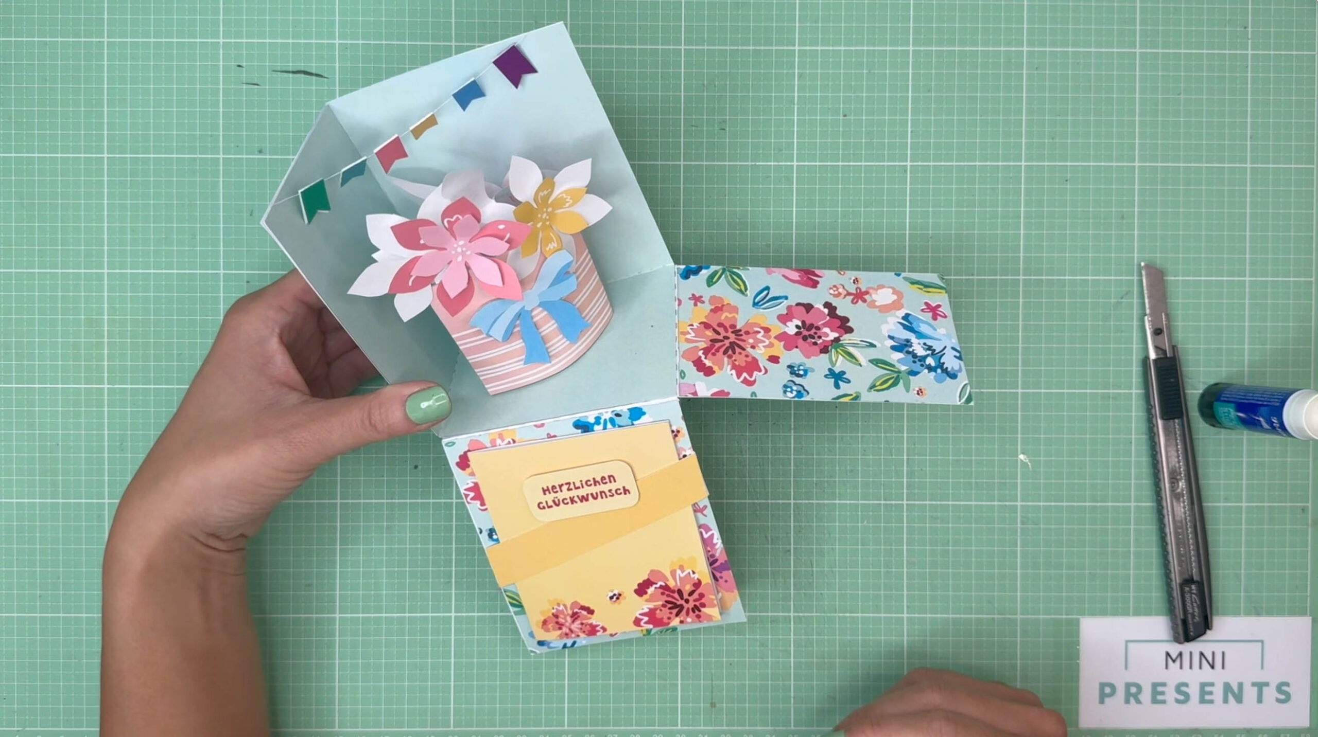 Blumenstrauß aus Papier basteln Pop Up Box