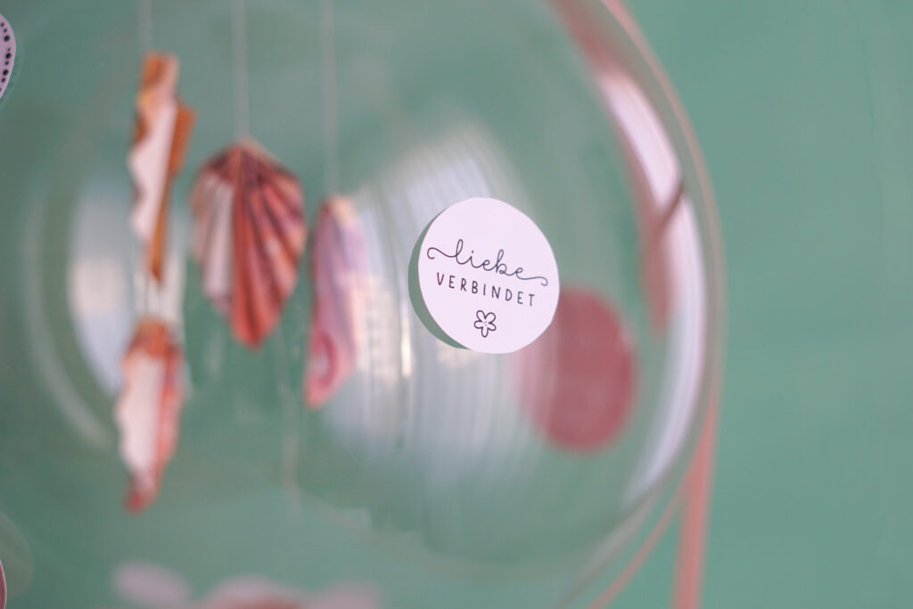 Hochzeitsgeschenk: DIY Ballon-Box mit WOW-Effekt