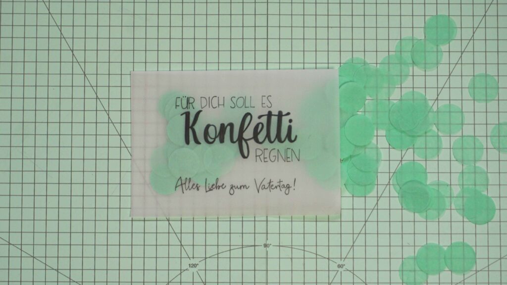 Konfetti in Konfetti Karte füllen