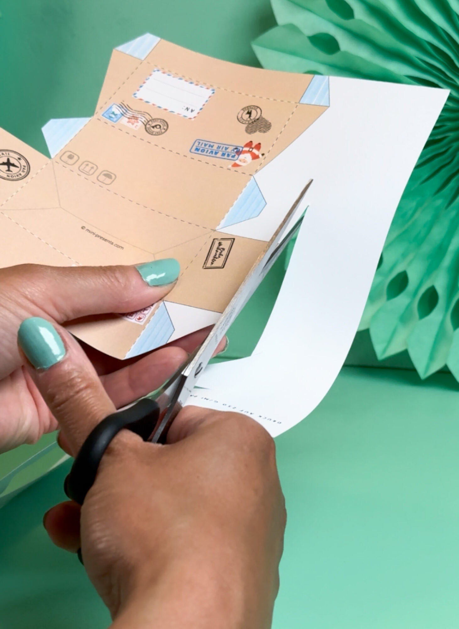 Paketbox mit FRAGILE-Sticker und Luftpost-Etikett für Wichtelgeschenk basteln