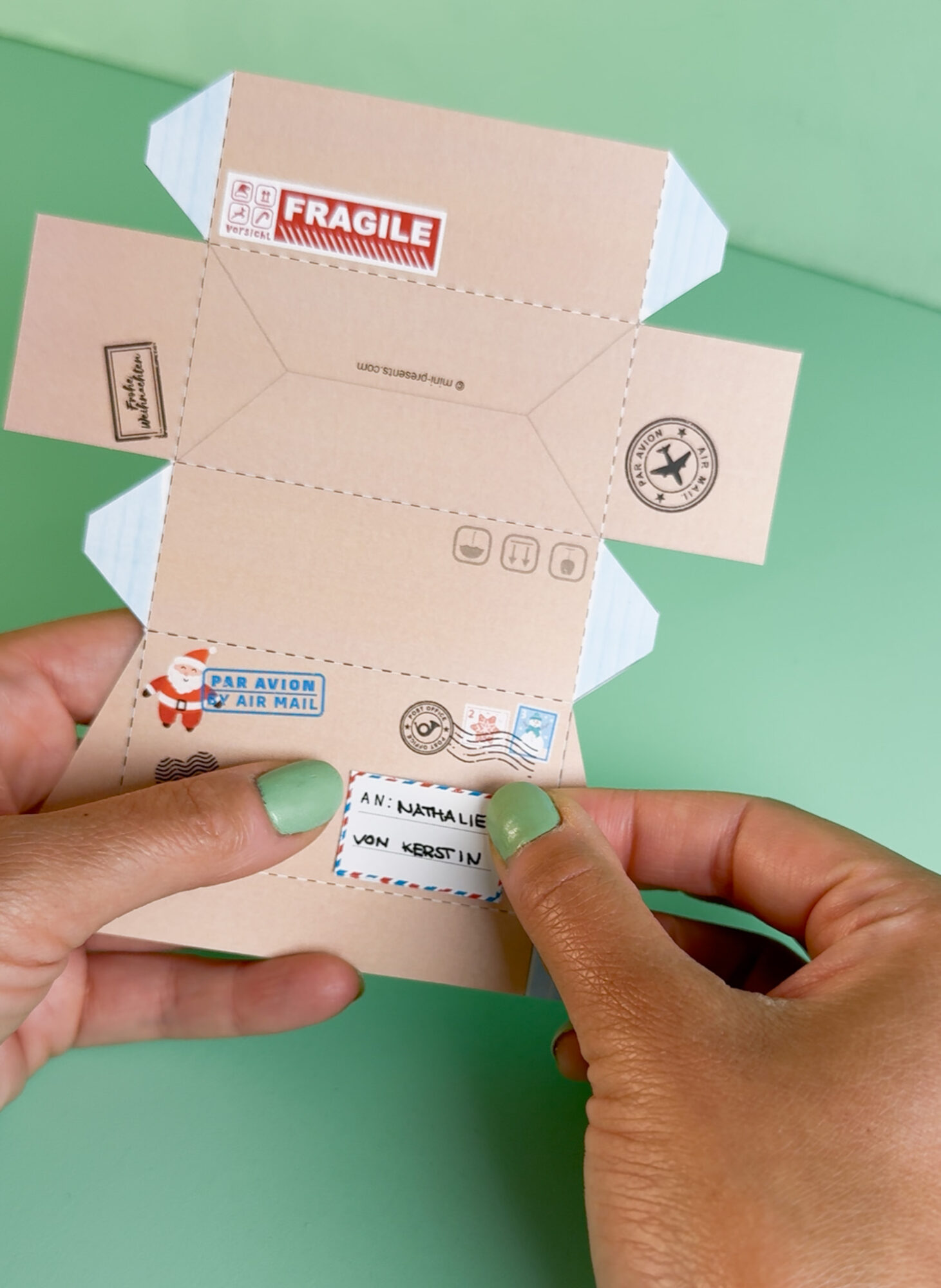 Paketbox mit FRAGILE-Sticker und Luftpost-Etikett für Wichtelgeschenk basteln
