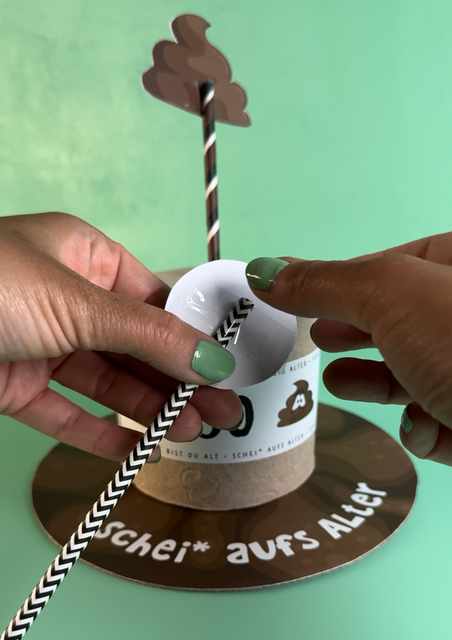 Witziges Geldgeschenk zum 50. Geburtstag selbst gebastelt. Klorolle mit Banderole, Kackhaufen mit Wackelaugen und Geldscheine als Kerzen. Druckvorlage auf mini-presents.blog.