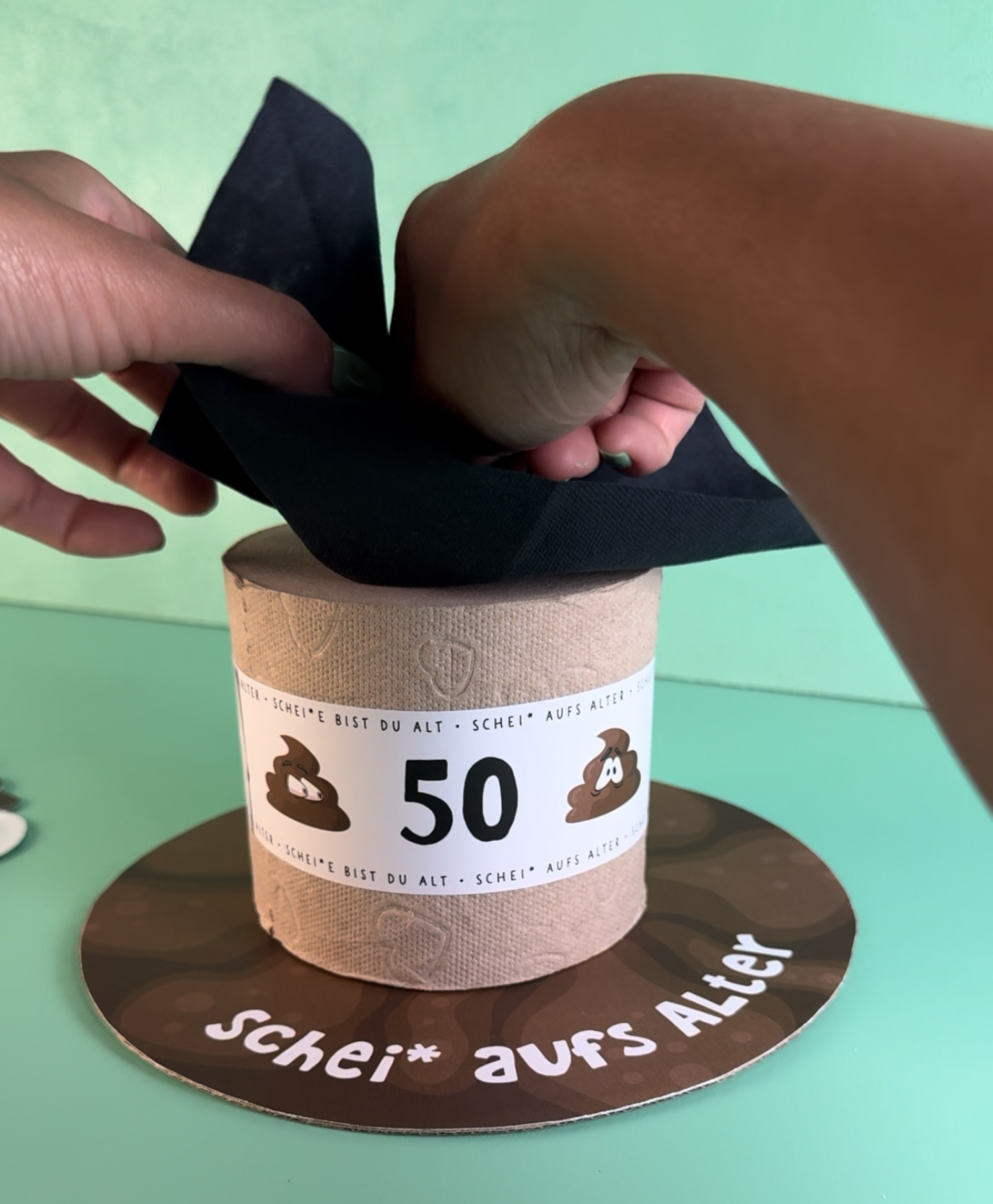 DIY Geldgeschenk zum runden Geburtstag basteln, Klorolle dekoriert mit Banderole Schei aufs Alter, Kackhaufen Strohhalm und Geldkerzen, selbstgemacht