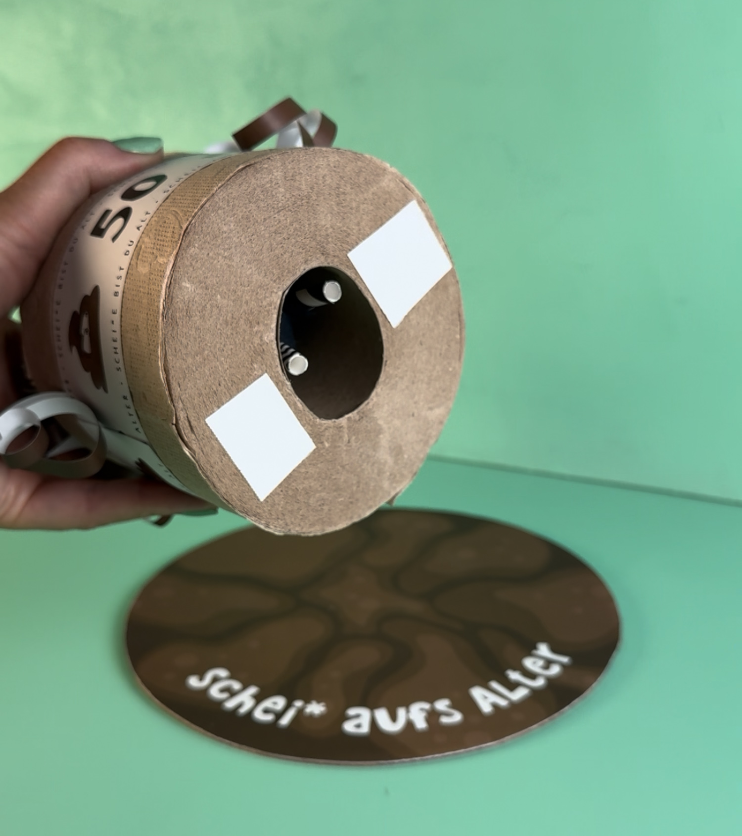 DIY Geldgeschenk zum runden Geburtstag basteln, Klorolle dekoriert mit Banderole Schei aufs Alter, Kackhaufen Strohhalm und Geldkerzen, selbstgemacht