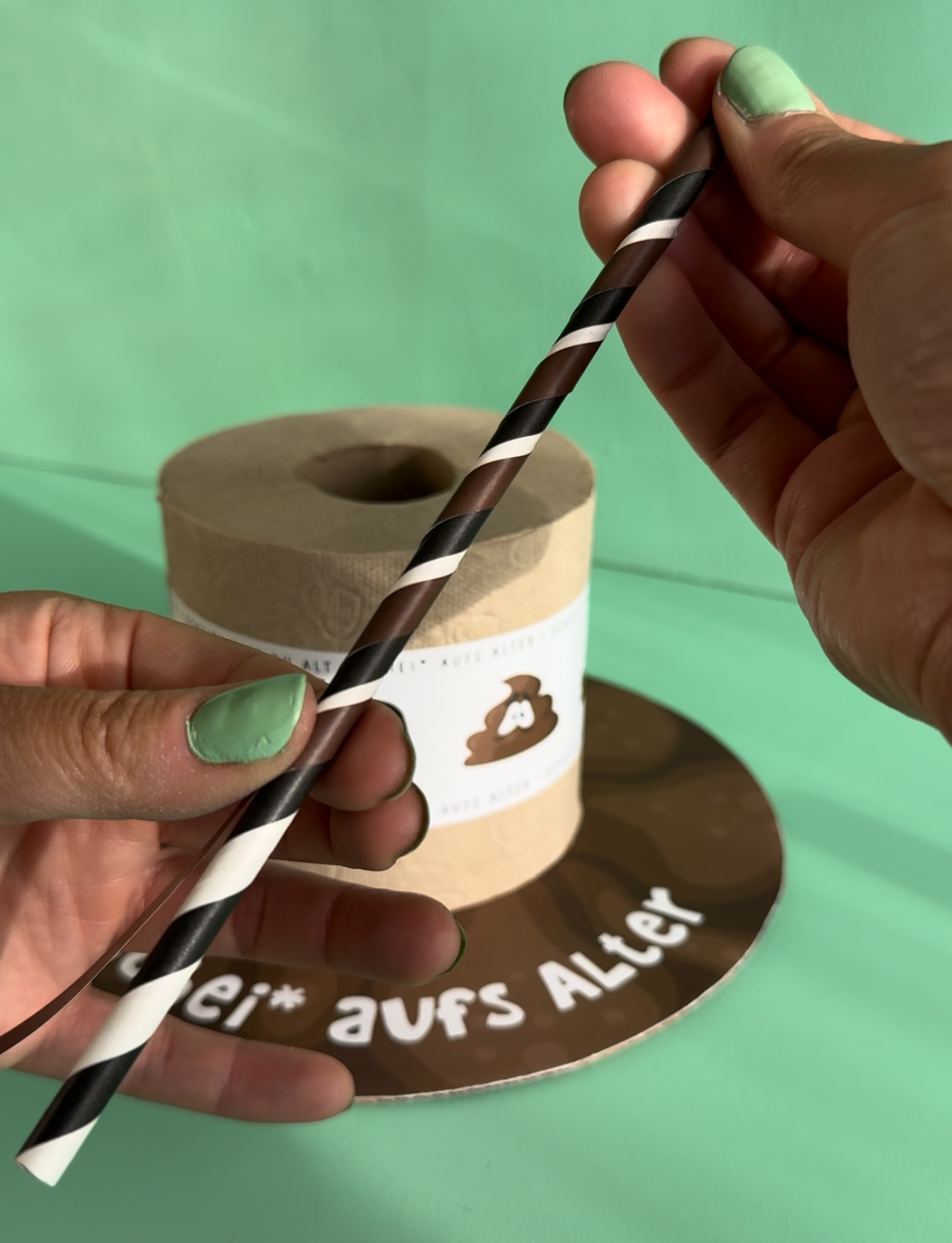 DIY Geburtstagsgeschenk als Klorolle mit Schei aufs Alter Banderole und Zahl 50. Geldscheine eingerollt als Kerzen, Kackhaufen Topper mit Wackelaugen. Originelles Geldgeschenk zum runden Geburtstag selber basteln.