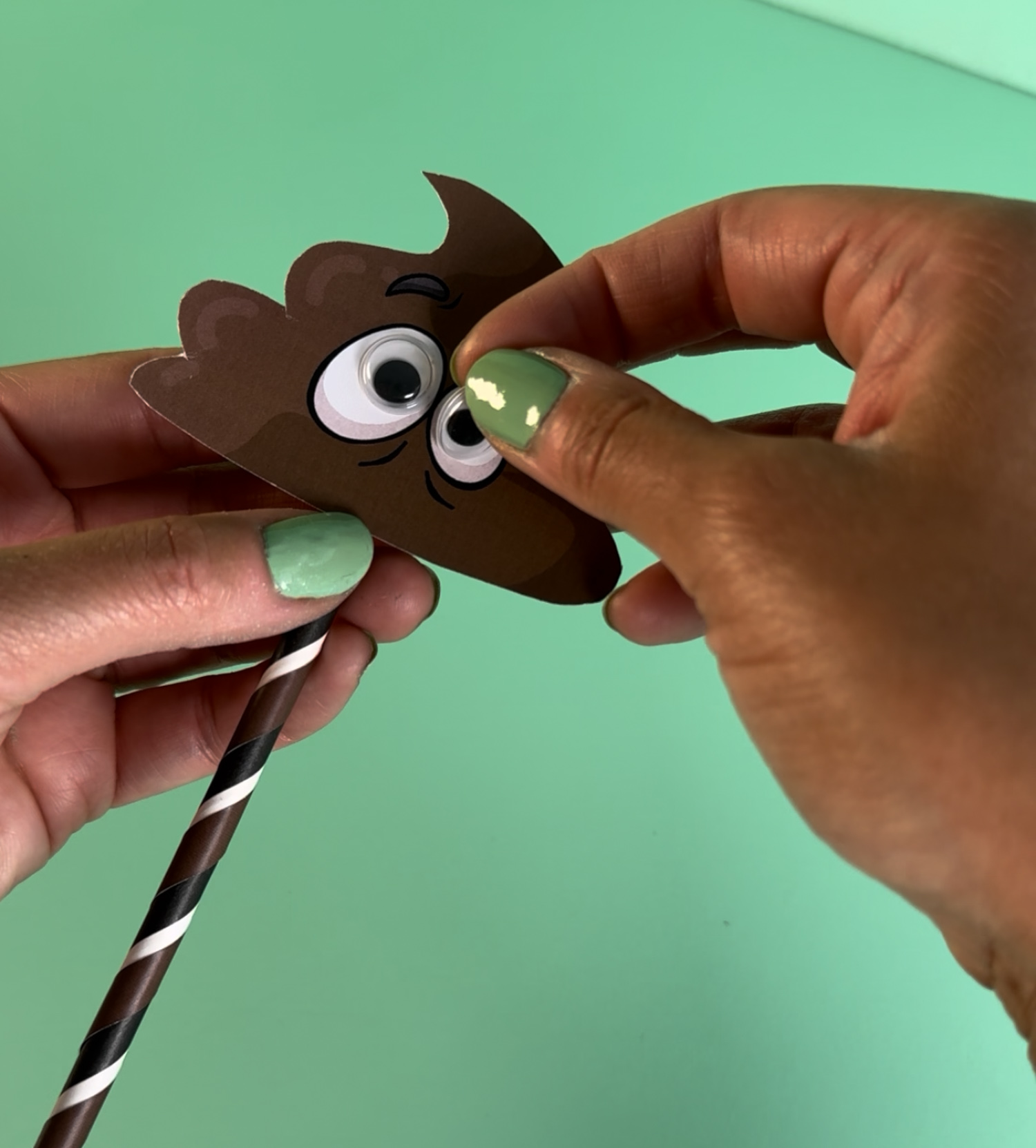 DIY Geburtstagsgeschenk als Klorolle mit Schei aufs Alter Banderole und Zahl 50. Geldscheine eingerollt als Kerzen, Kackhaufen Topper mit Wackelaugen. Originelles Geldgeschenk zum runden Geburtstag selber basteln.