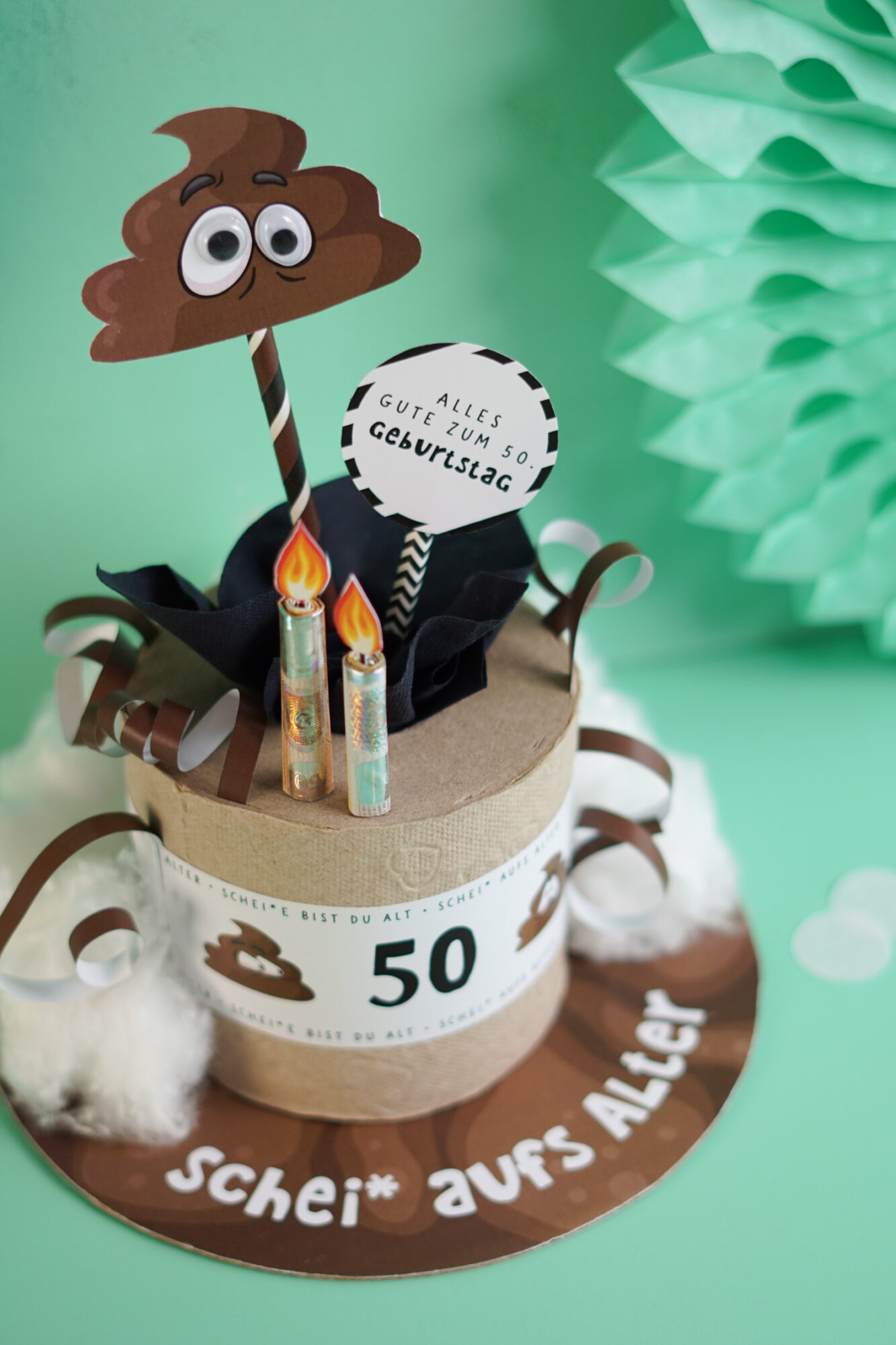 DIY Geldgeschenk zum runden Geburtstag basteln, Klorolle dekoriert mit Banderole Scheiß aufs Alter, Kackhaufen Strohhalm und Geldkerzen, selbstgemacht