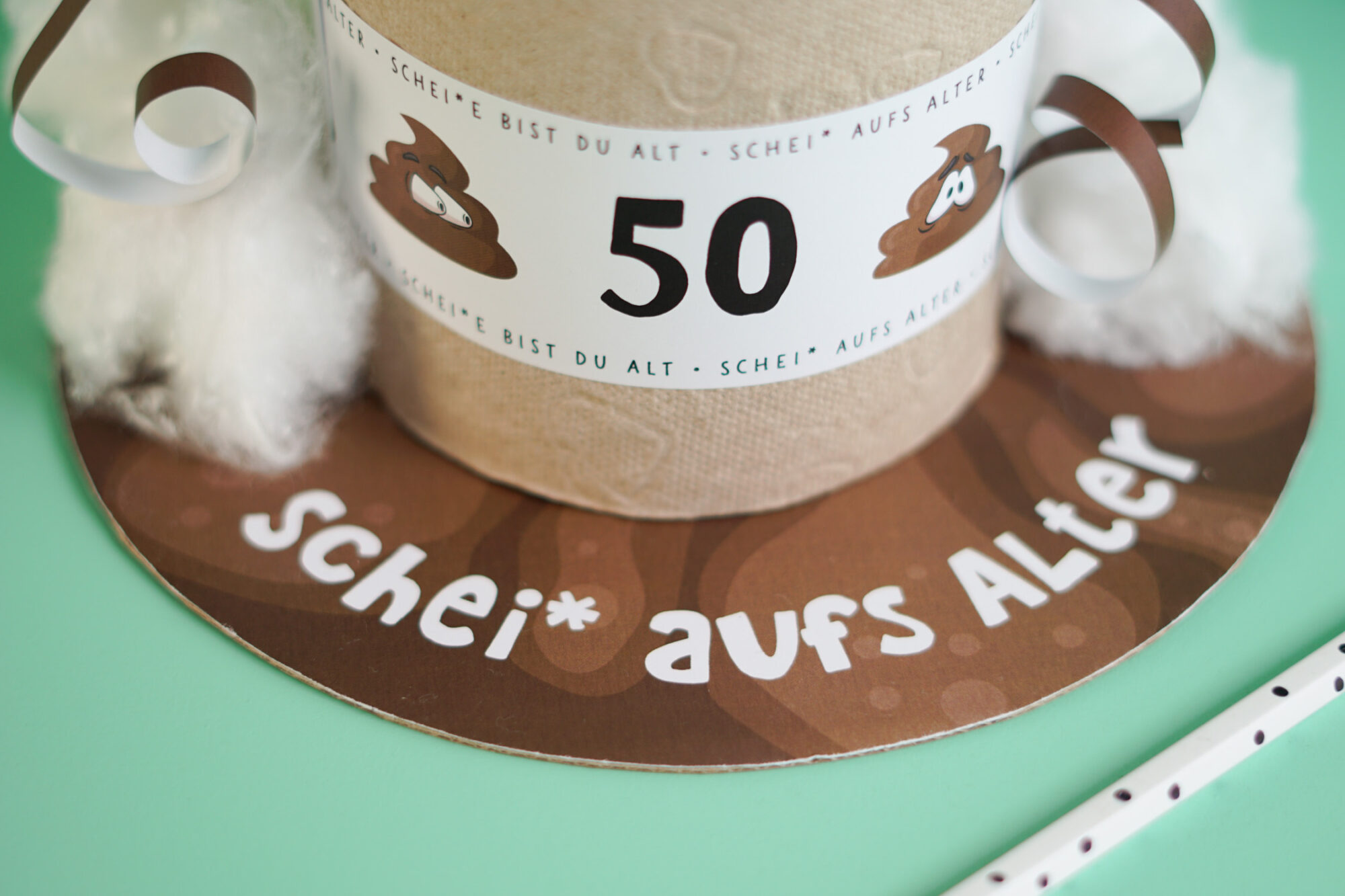 Lustiges Geburtstagsgeschenk Klorolle als Geburtstagstorte mit Aufschrift Schei aufs Alter und der Zahl 50, Geldscheine als Kerzen, Kackhaufen Topper mit Wackelaugen