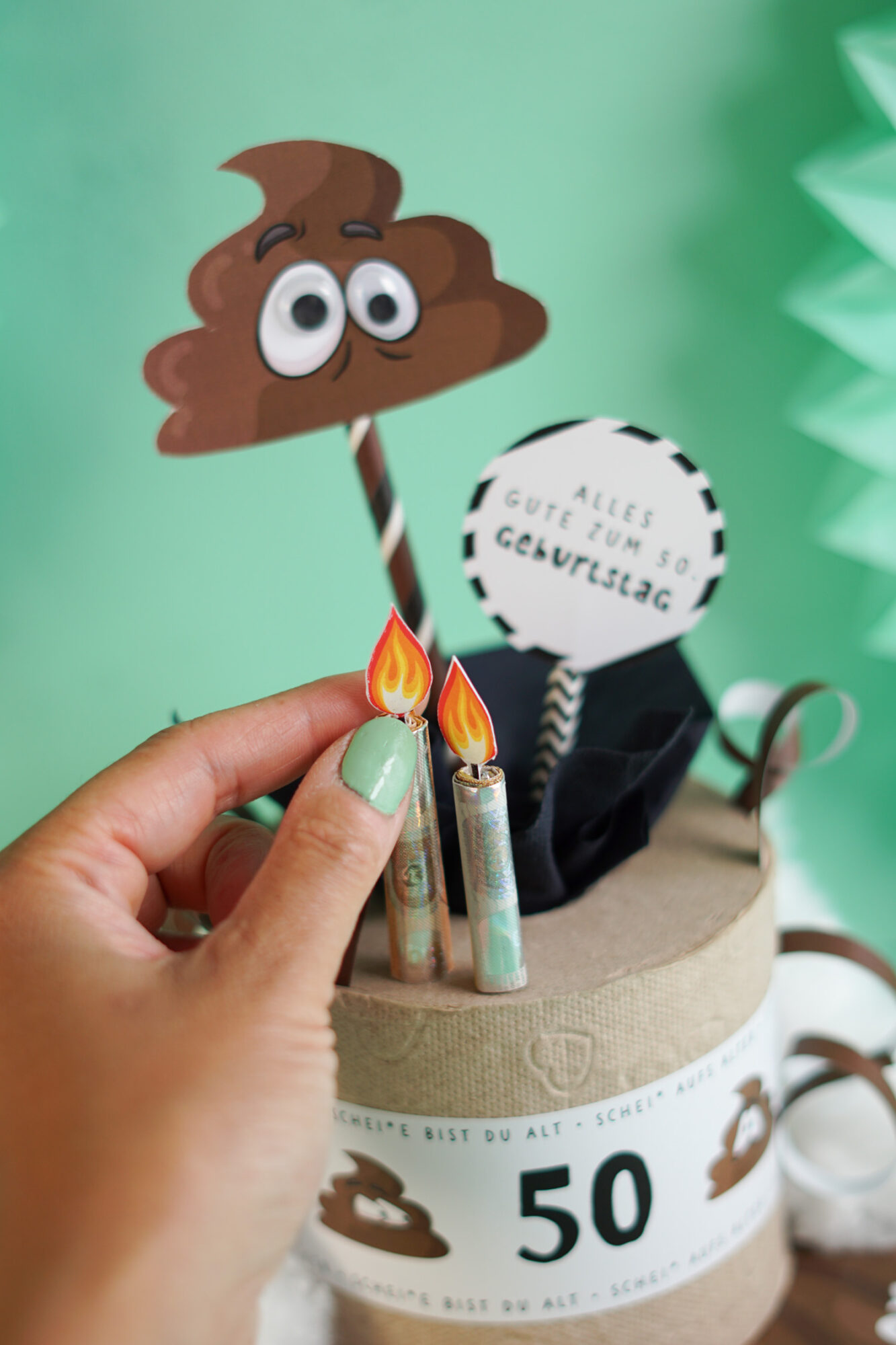 DIY Geldgeschenk zum runden Geburtstag basteln, Klorolle dekoriert mit Banderole Scheiß aufs Alter, Kackhaufen Strohhalm und Geldkerzen, selbstgemacht