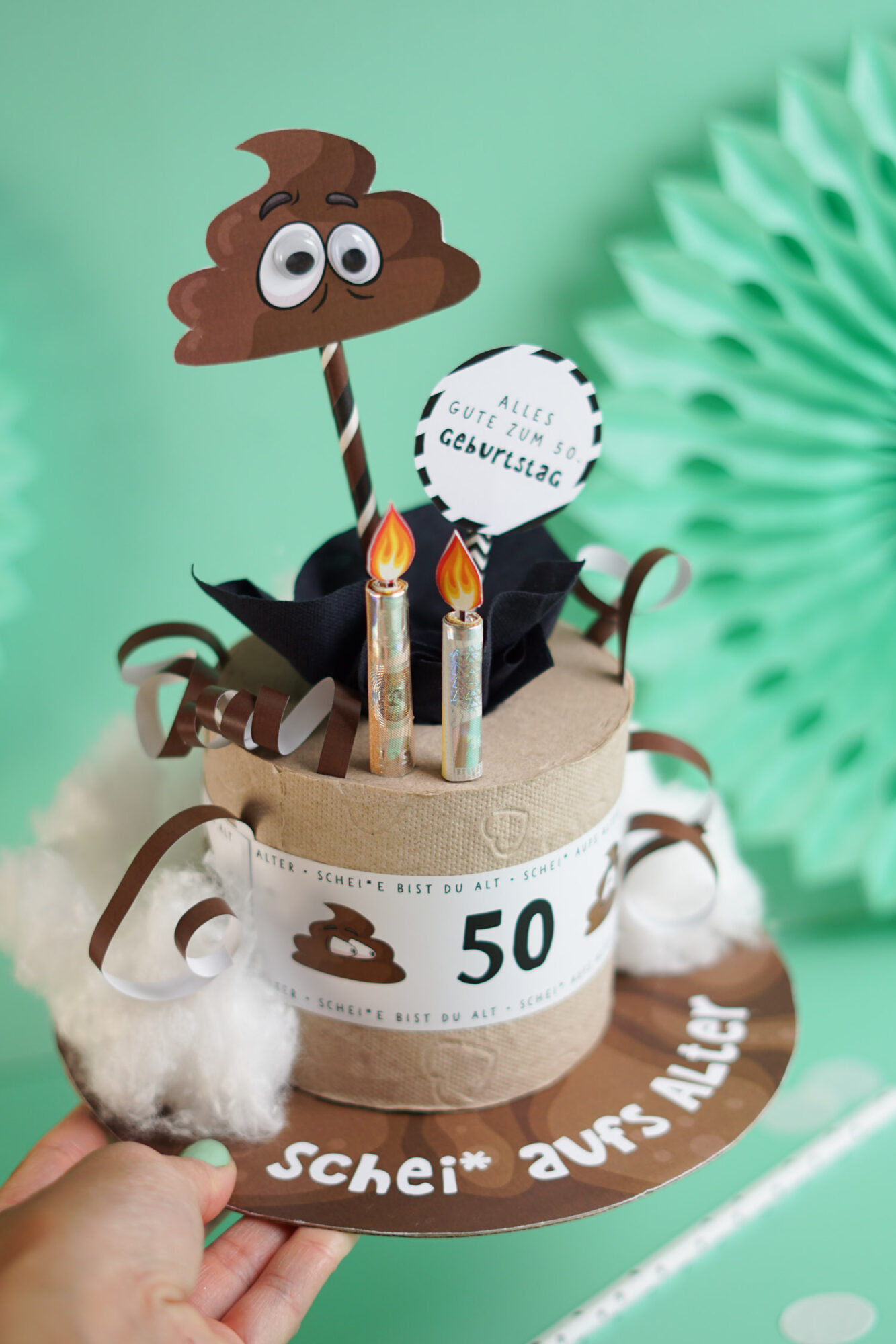 Lustiges Geburtstagsgeschenk Klorolle als Geburtstagstorte mit Aufschrift Schei aufs Alter und der Zahl 50, Geldscheine als Kerzen, Kackhaufen Topper mit Wackelaugen