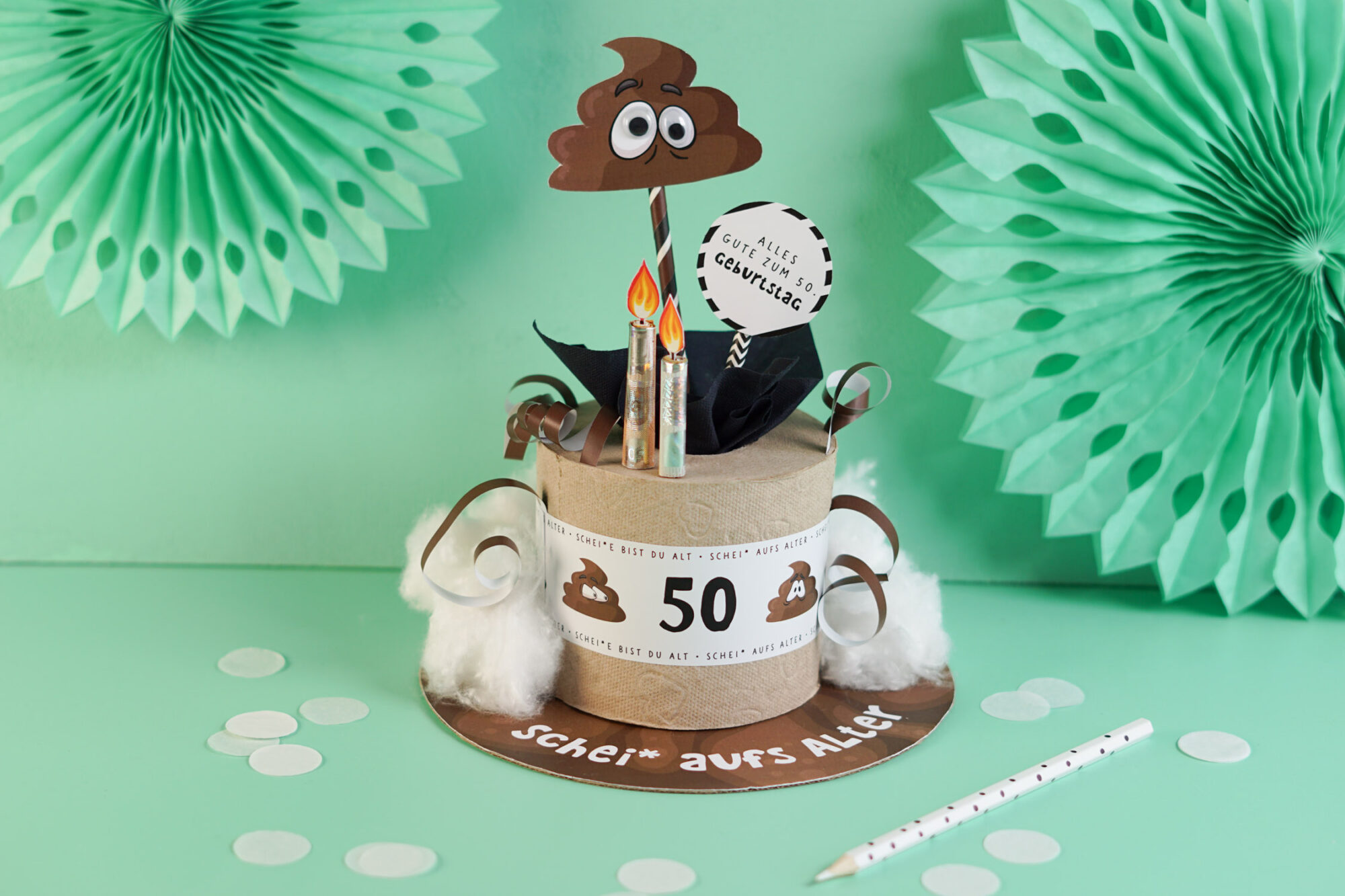 Lustiges Geburtstagsgeschenk Klorolle als Geburtstagstorte mit Aufschrift Schei aufs Alter und der Zahl 50, Geldscheine als Kerzen, Kackhaufen Topper mit Wackelaugen