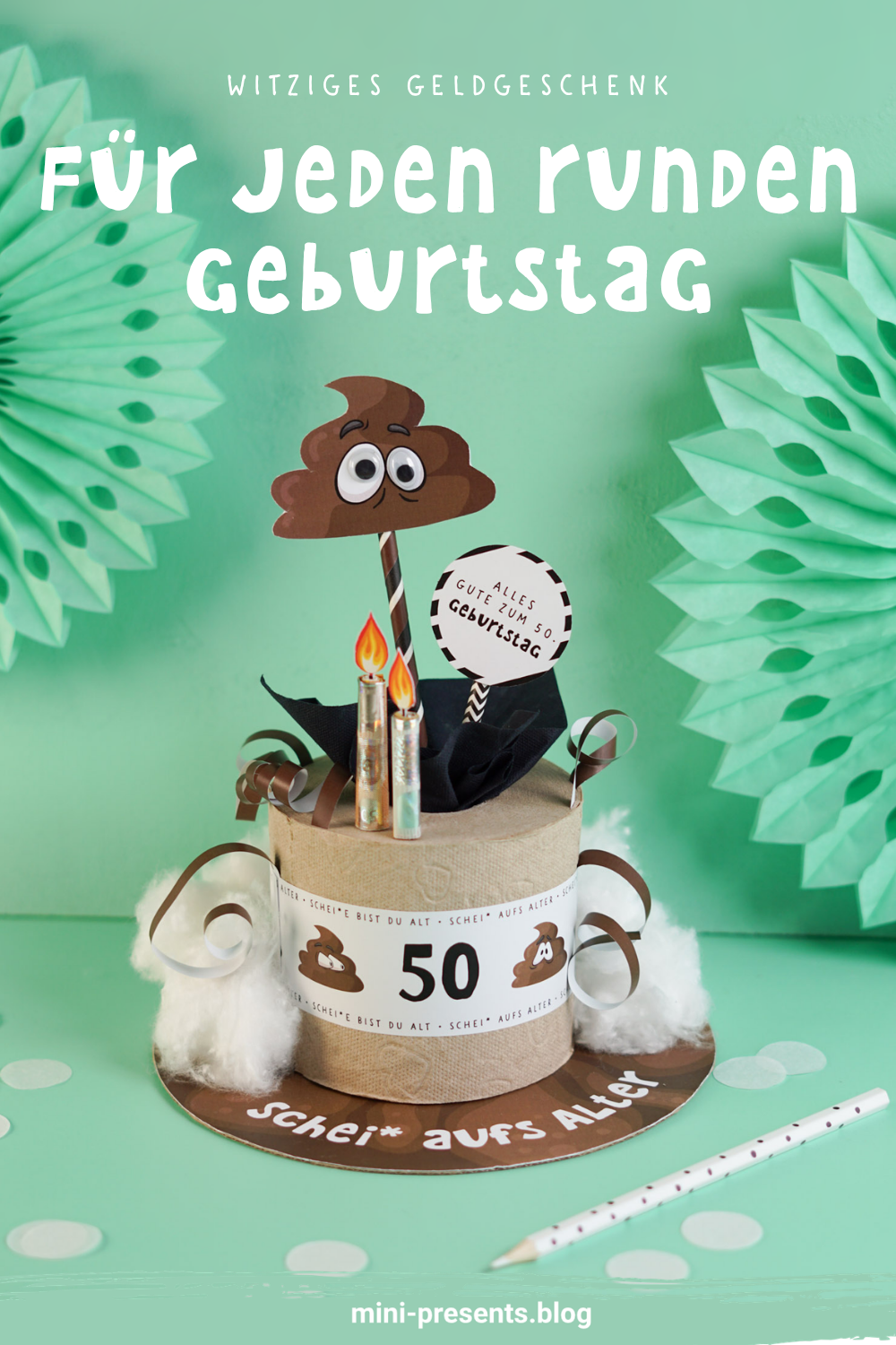 Witziges Geldgeschenk zum 50. Geburtstag als Klorolle mit Banderole, Kackhaufen mit Wackelaugen, Geldschein Kerzen und Schild Alles Gute zum 50. Geburtstag, mintgrüner Hintergrund