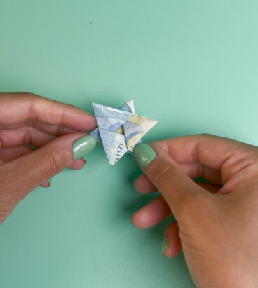 Geldschein Origami Stern falten Weihnachten: fertiger Stern aus Geldschein als Weihnachtsgeldgeschenk