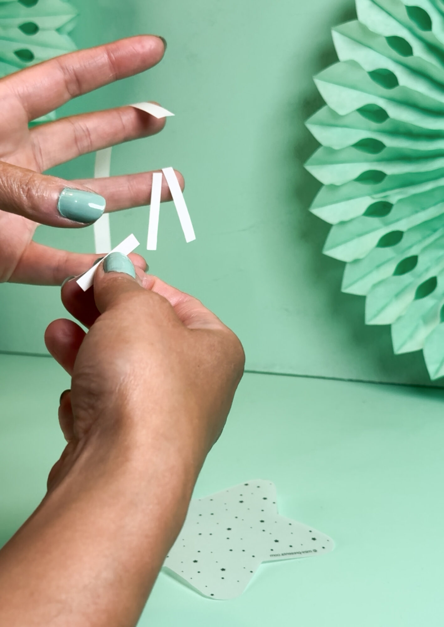 Zauberstab basteln Weihnachten: Sternstäbe aus Transparentpapier mit Konfetti und Geld an Papierstrohhalm