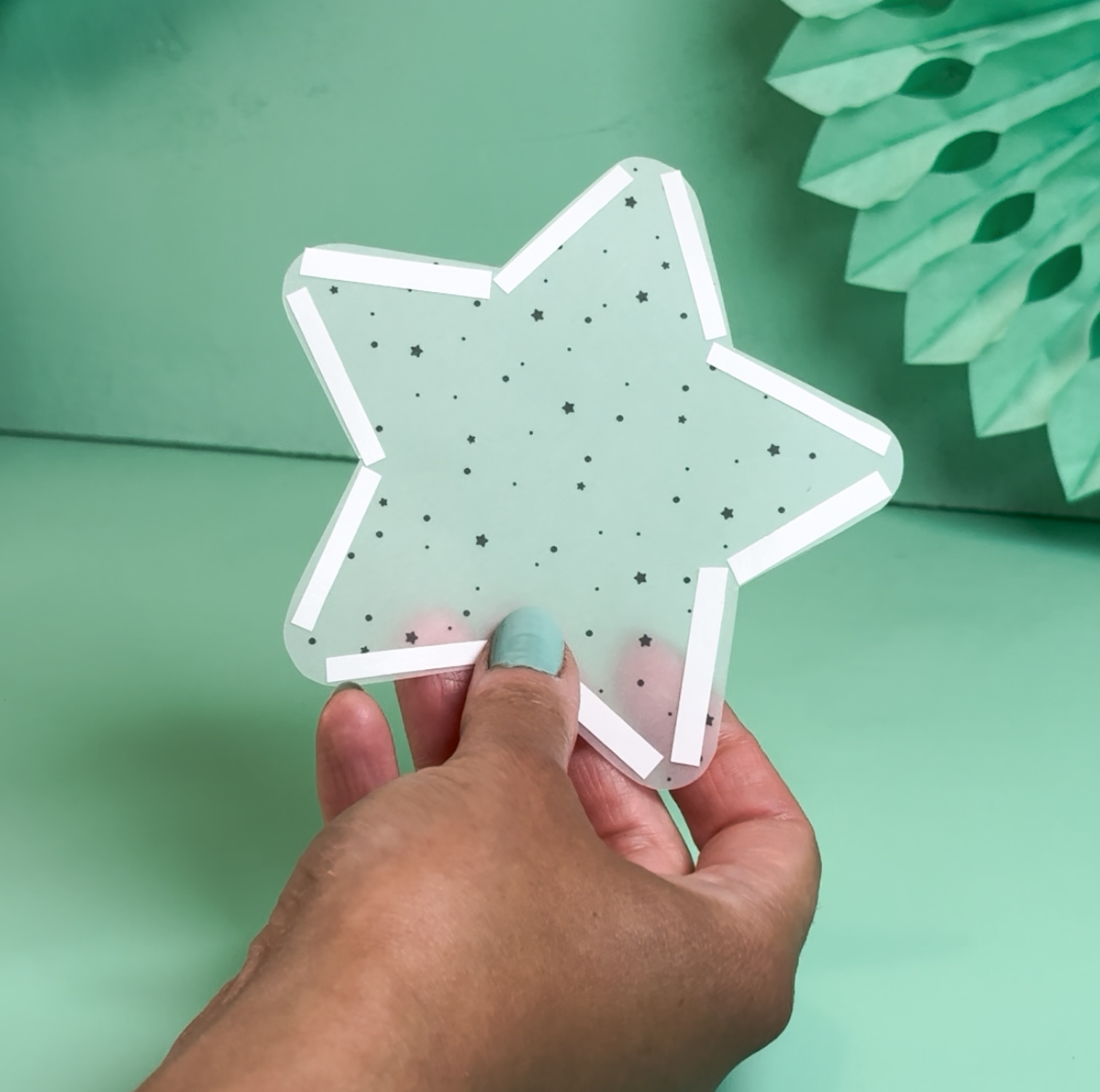 Zauberstab basteln Weihnachten: Sternstäbe aus Transparentpapier mit Konfetti und Geld an Papierstrohhalm
