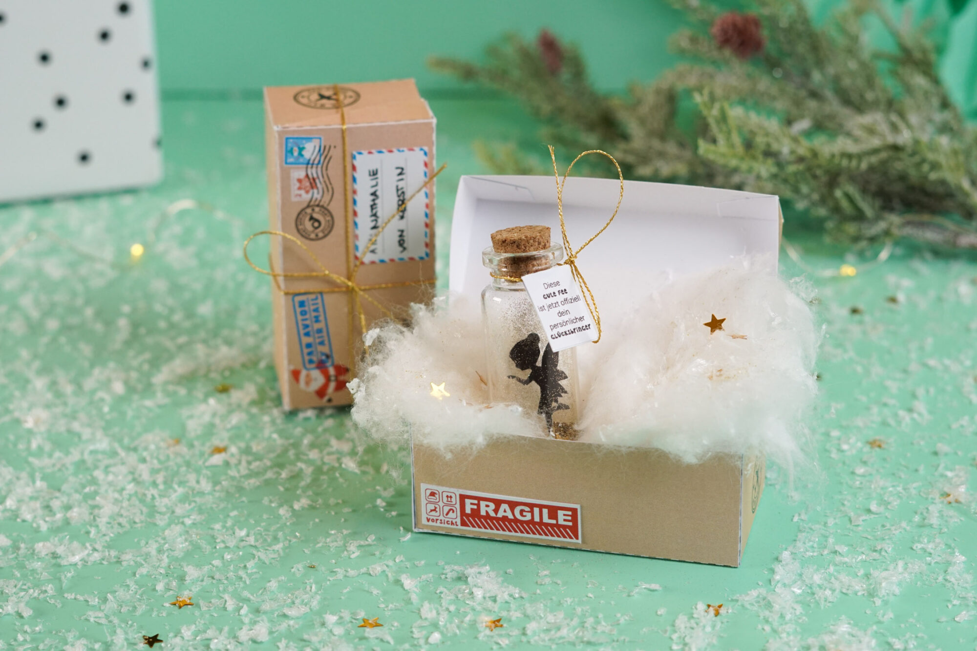 Paketbox mit Watte und Goldsternen auslegen für Fee Reagenzglas Geschenk