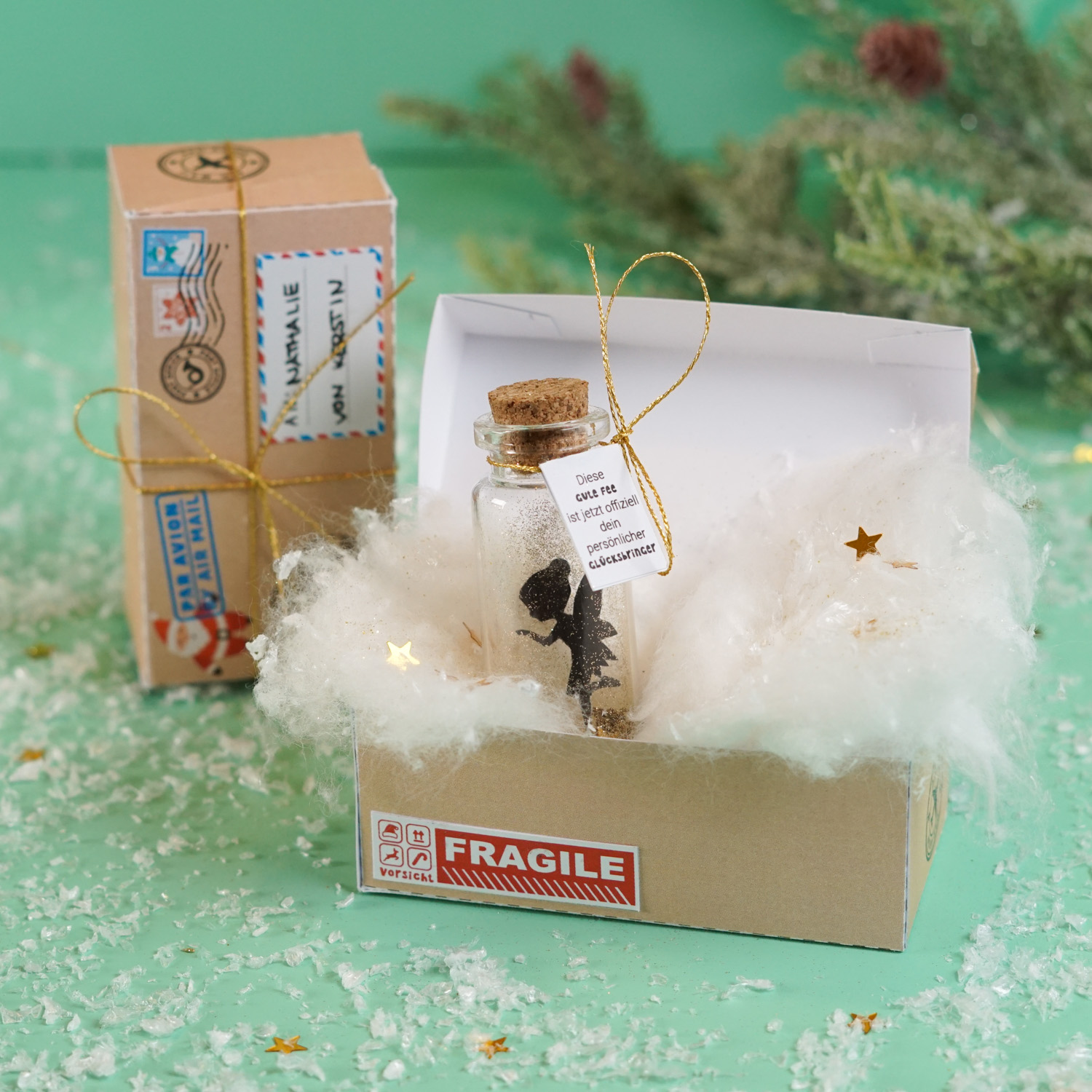 Paketbox mit Watte und Goldsternen auslegen für Fee Reagenzglas Geschenk