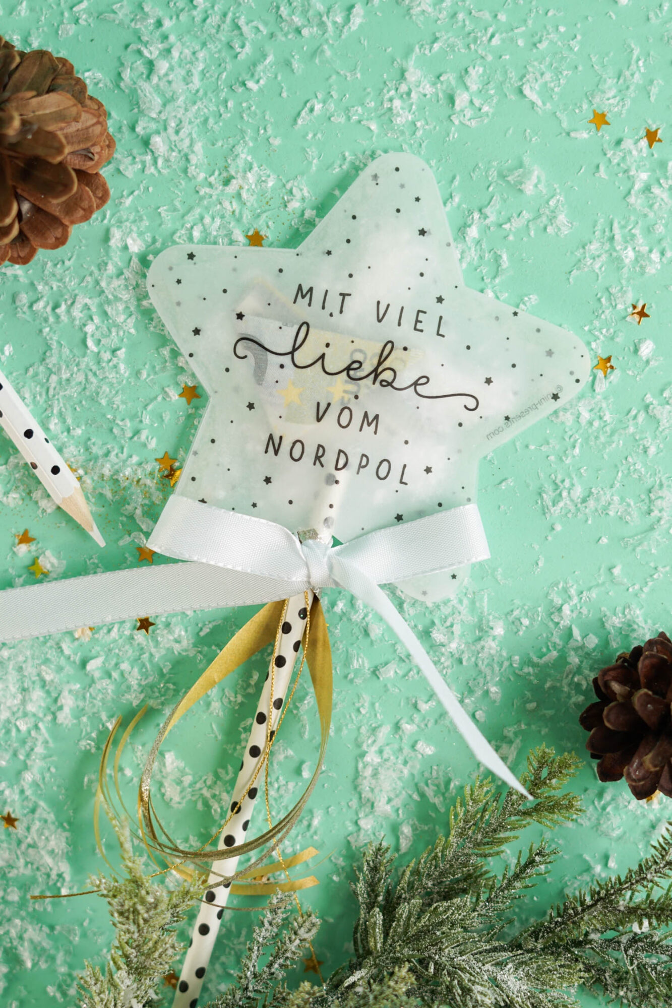 Fertiger Weihnachts-Zauberstab aus Transparentpapier mit Aufschrift "Von den Sternen zu dir"