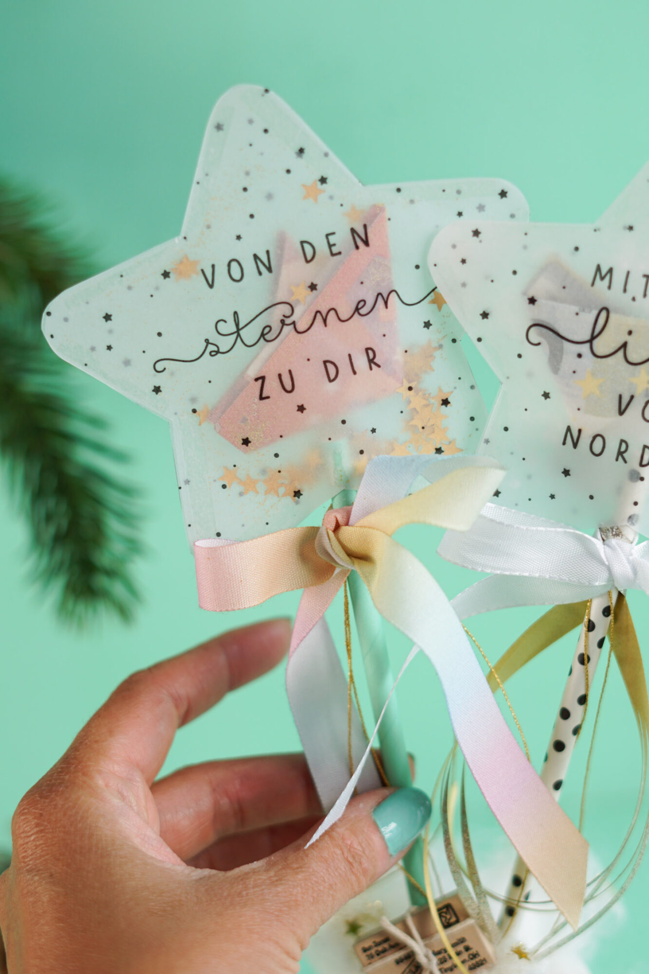 Fertiger Weihnachts-Zauberstab aus Transparentpapier mit Aufschrift "Von den Sternen zu dir"