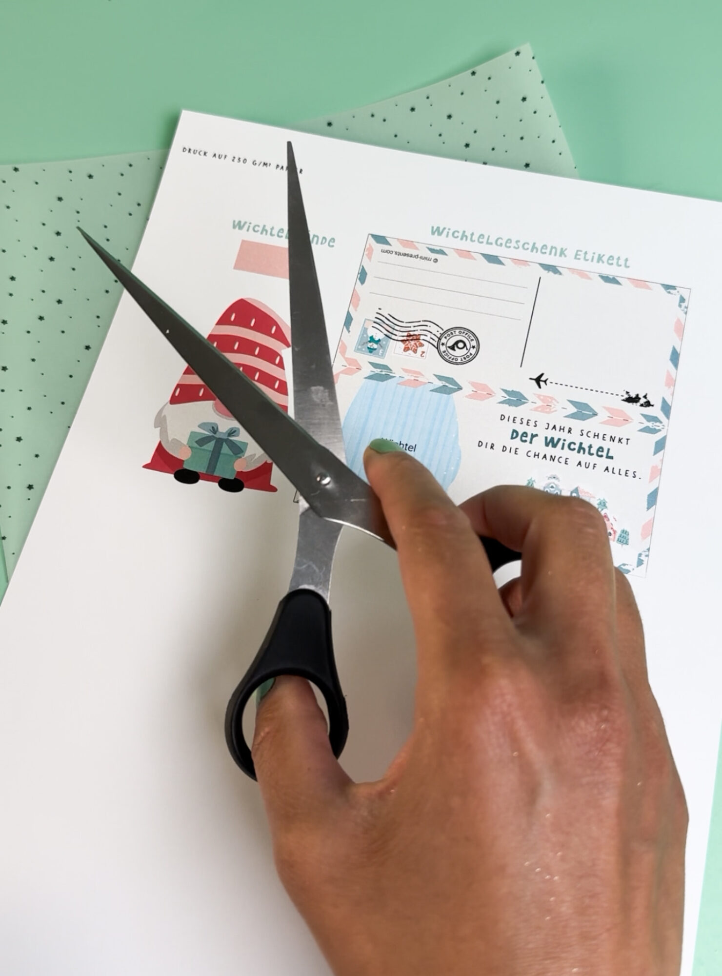 Wichtelgeschenk basteln mit Rubbellos in Transparentpapier und Wichtel-Etikett zum Ausdrucken