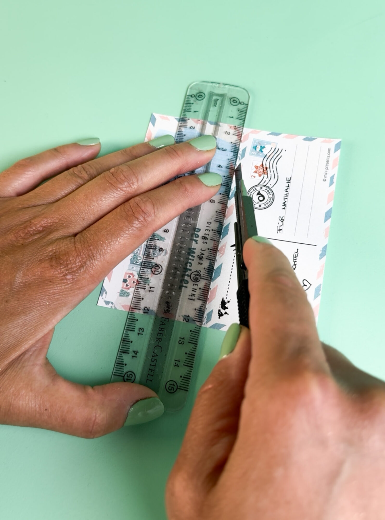 Wichtelgeschenk basteln mit Rubbellos in Transparentpapier und Wichtel-Etikett zum Ausdrucken