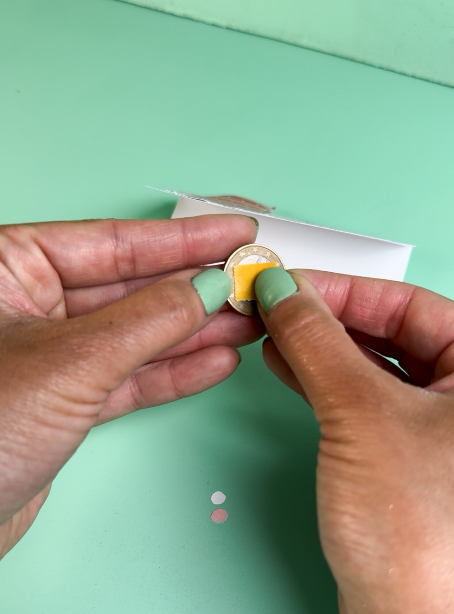 Wichtelgeschenk basteln mit Rubbellos in Transparentpapier und Wichtel-Etikett zum Ausdrucken