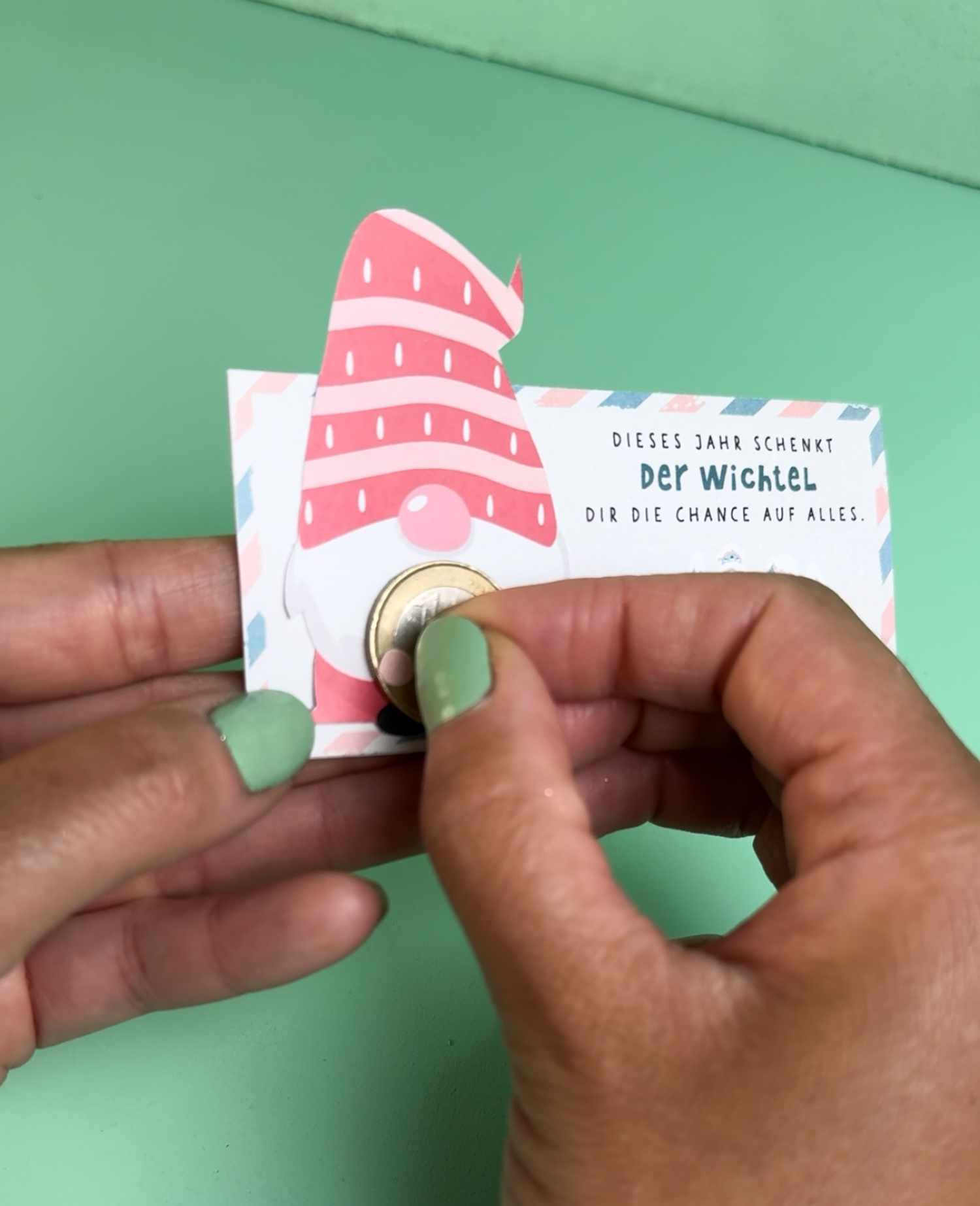 Wichtelgeschenk basteln mit Rubbellos in Transparentpapier und Wichtel-Etikett zum Ausdrucken