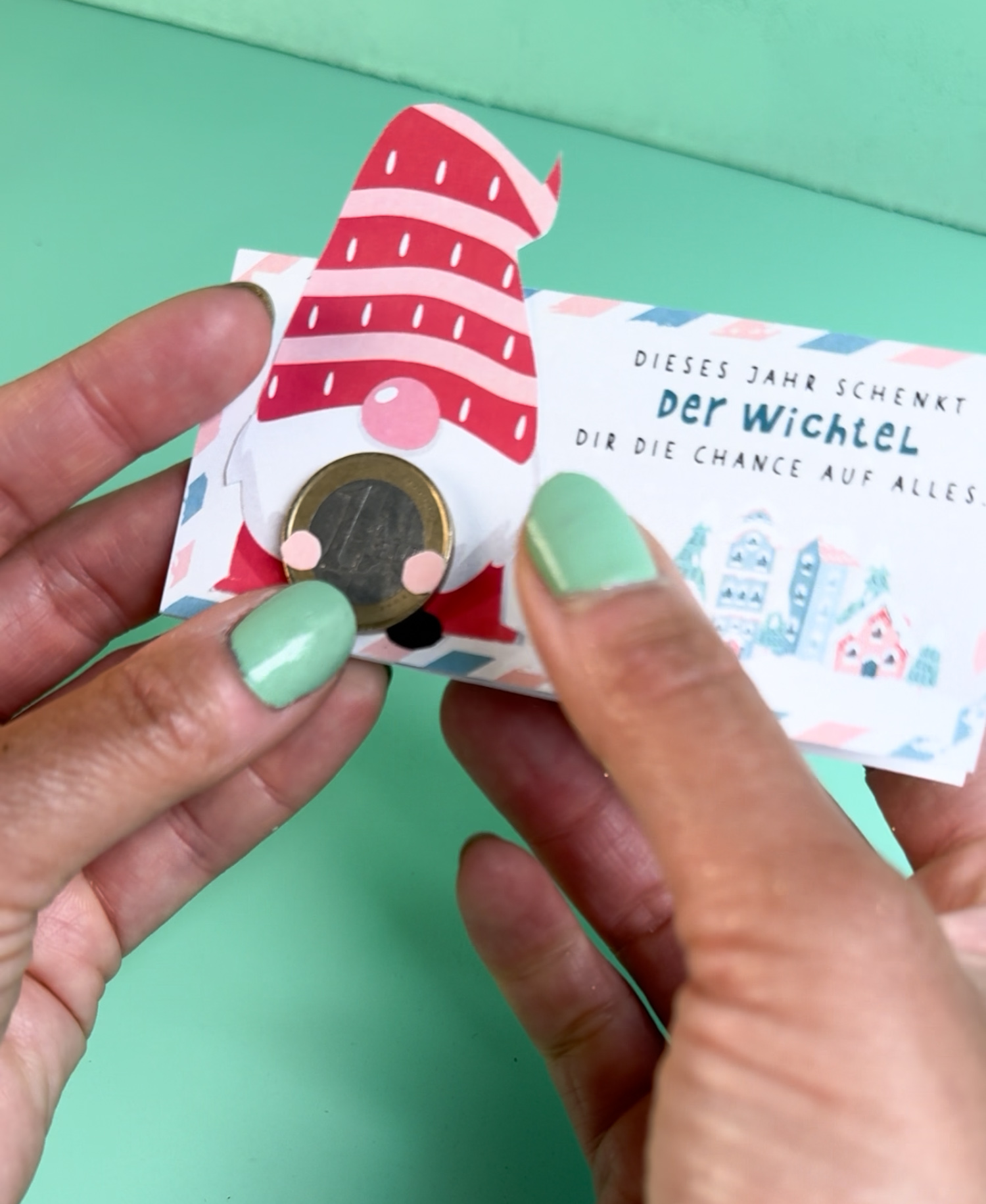 Wichtelgeschenk basteln mit Rubbellos in Transparentpapier und Wichtel-Etikett zum Ausdrucken