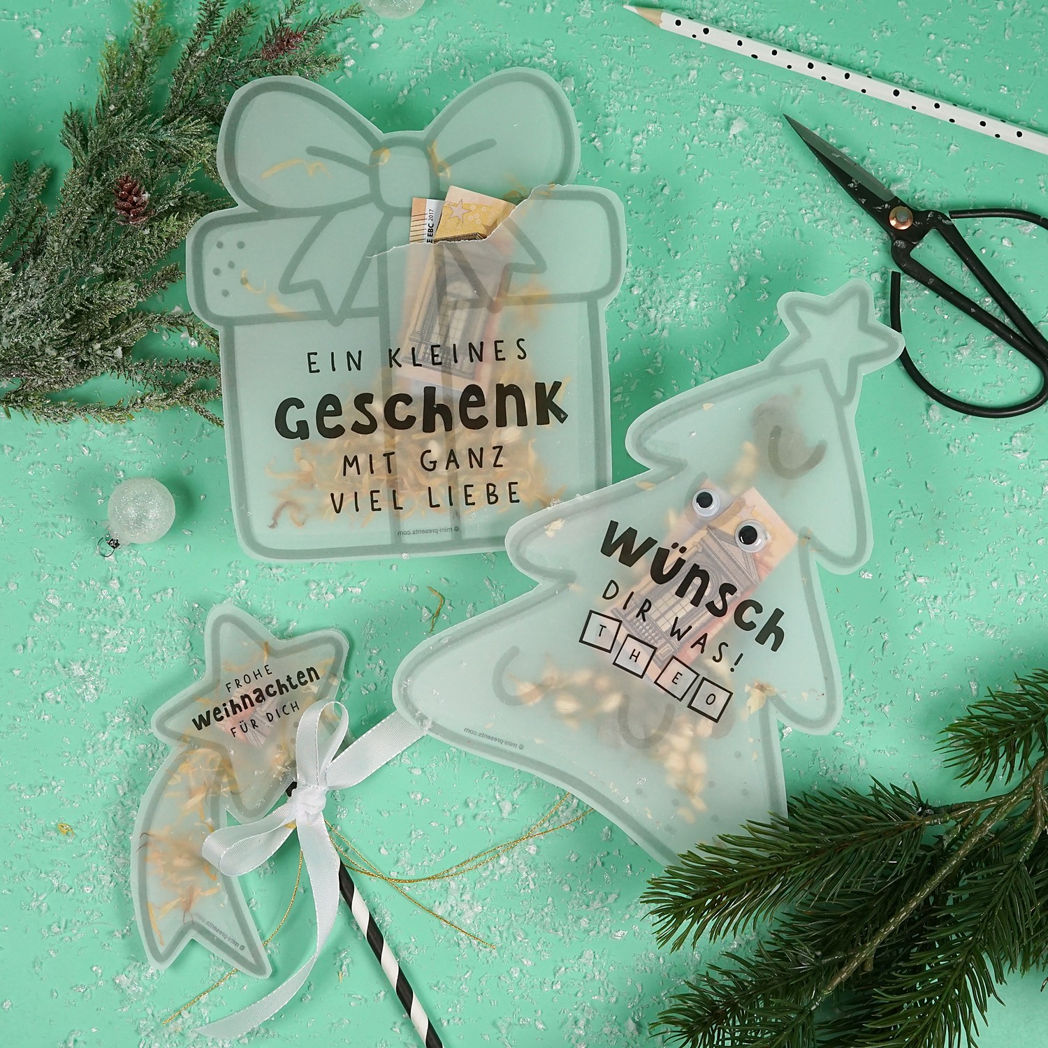 Set aus drei Konfettikarten zu Weihnachten mit Tannenzweigen auf mintfarbenem Hintergrund