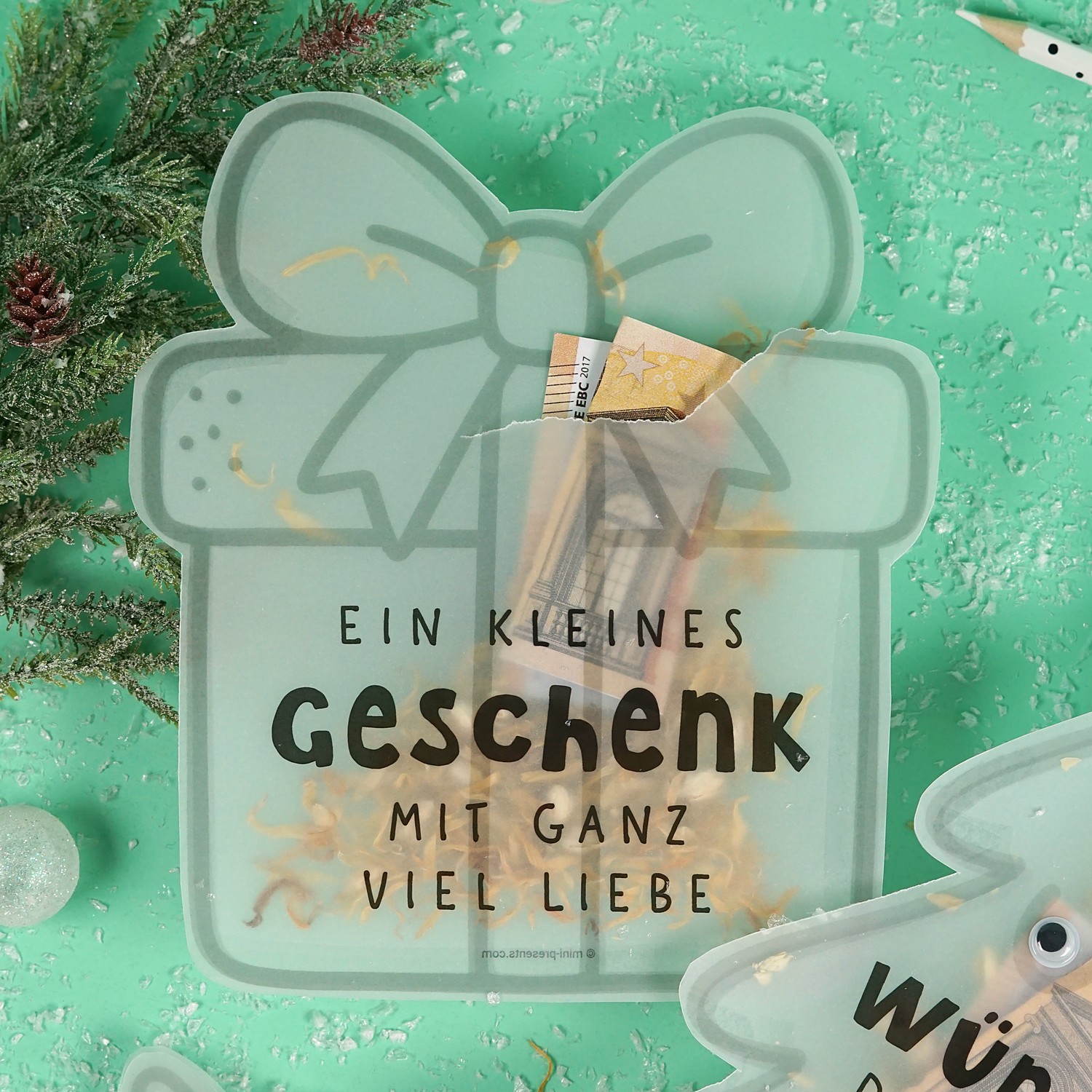 Konfettikarte Geschenk aus Transparentpapier mit getrockneten Blüten und gefaltetem Geldschein