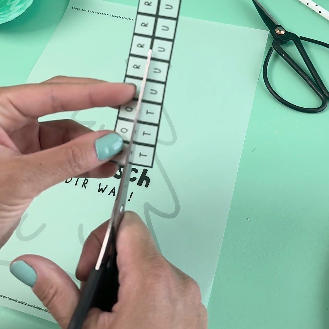 Buchstaben für den Namen als Streifen aus der Vorlage für die Konfettikarte ausschneiden