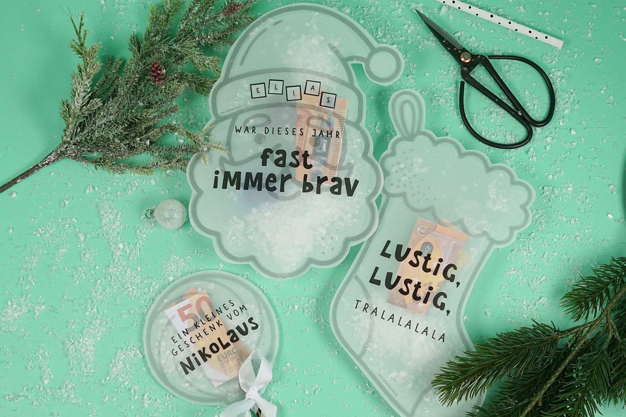 Set aus drei Konfettikarten zum Nikolaus mit Tannenzweigen auf mintfarbenem Hintergrund
