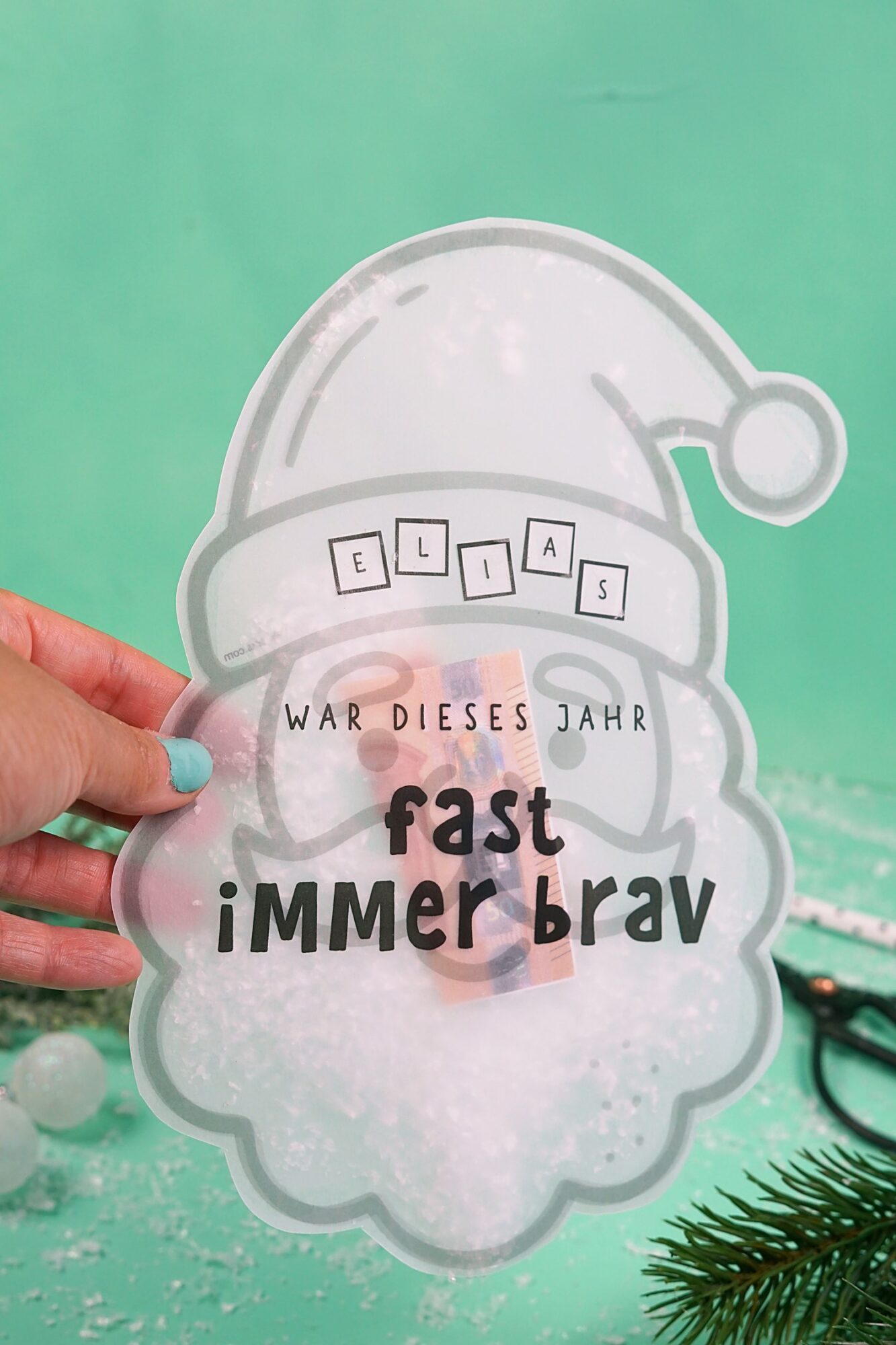 Hand hält die Konfettikarte Nikolaus mit dem Spruch war dieses Jahr fast immer brav