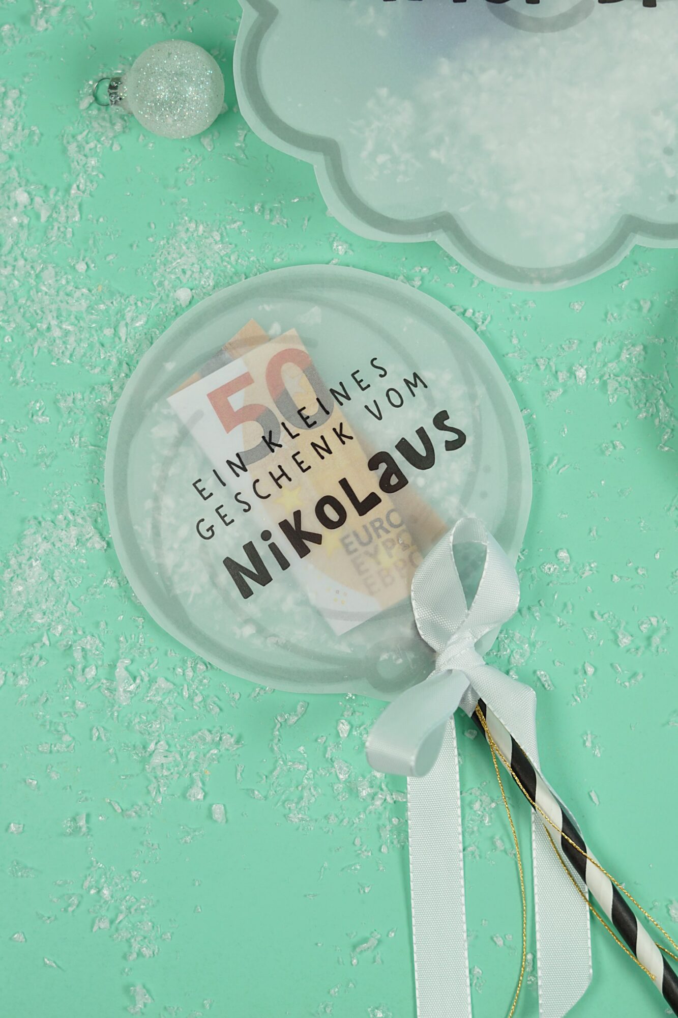 Lutscher am Papierstrohhalm mit weißer Schleife und Spruch Ein kleines Geschenk vom Nikolaus