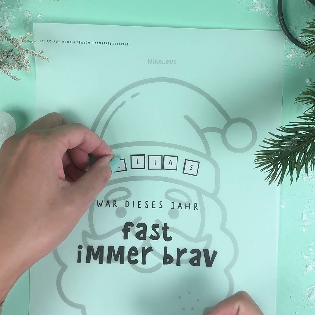 Namen Elias aus Buchstaben über den Spruch auf die Konfettikarte Nikolaus kleben