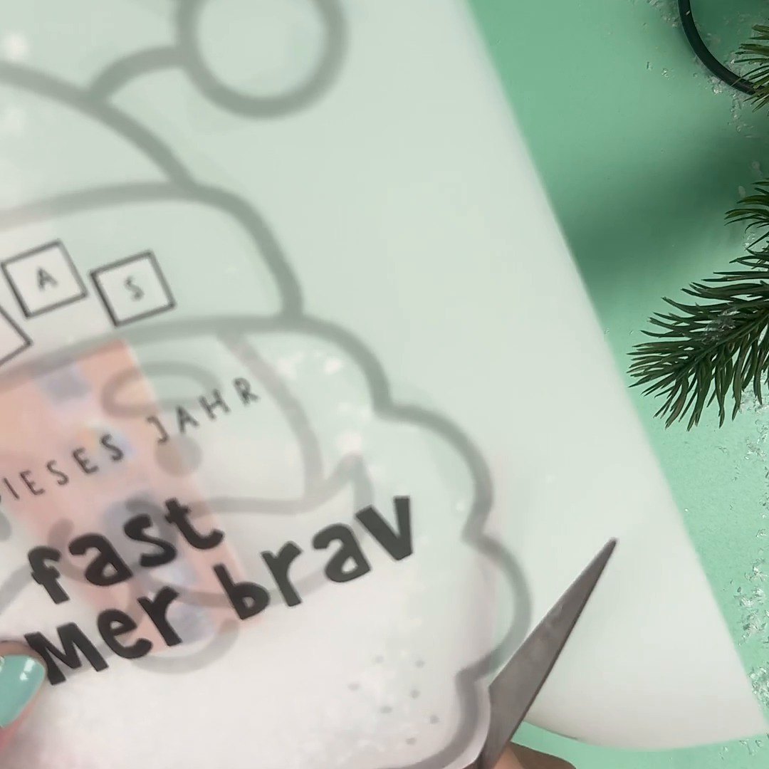Konfettikarte Nikolaus mit der Schere ausschneiden