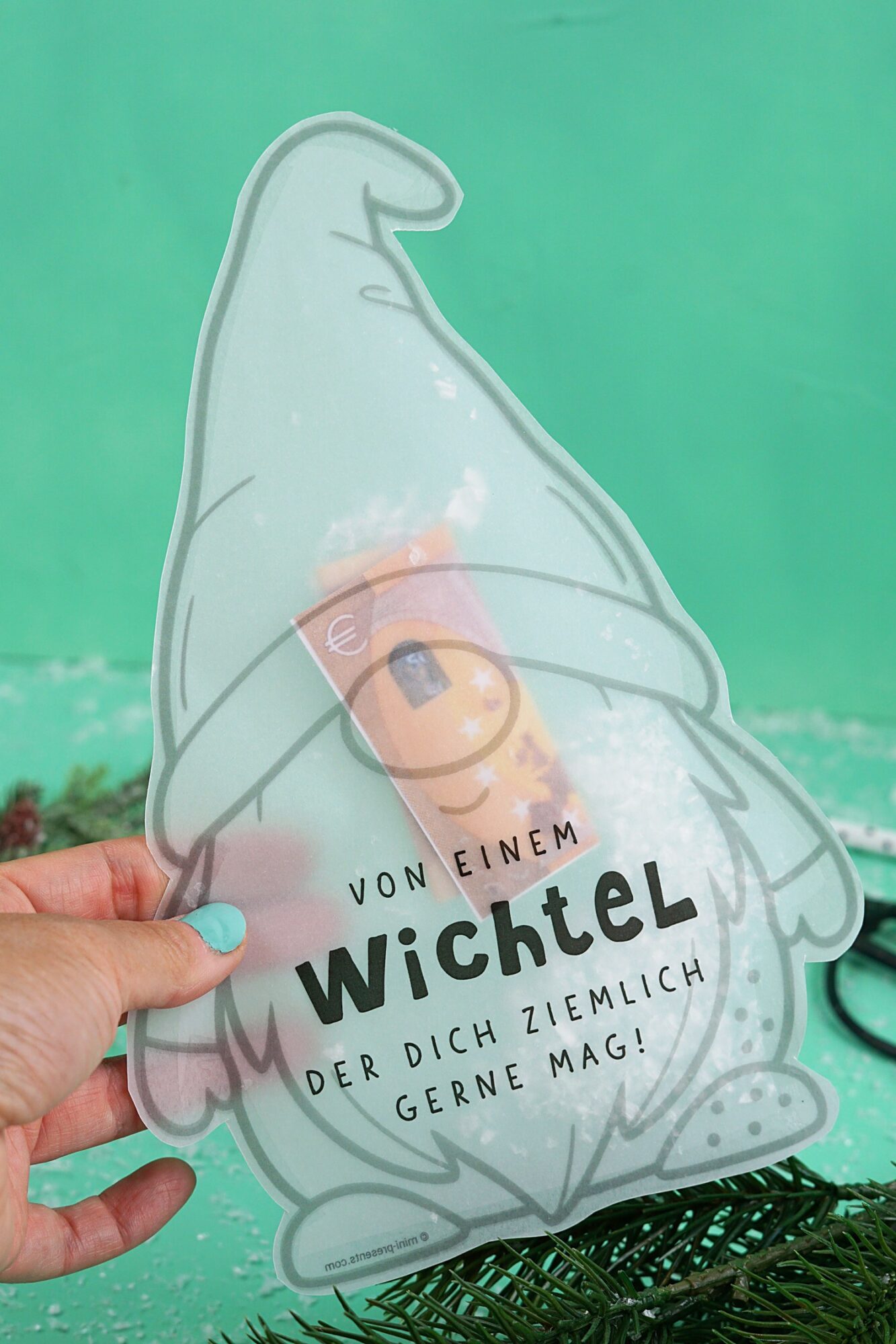 Hand hält die Konfettikarte Wichtel mit dem Spruch Von einem Wichtel, der dich ziemlich gerne mag