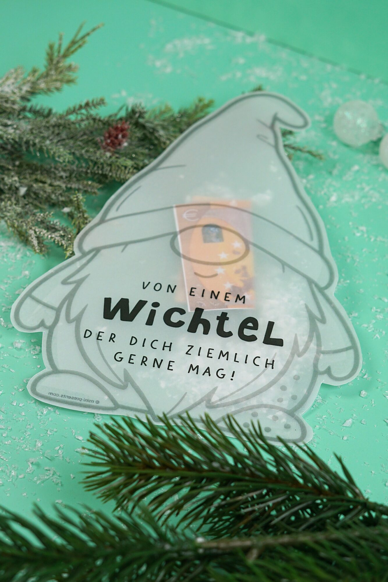 Konfettikarte Wichtel aus Transparentpapier mit Kunstschnee und gefaltetem Geldschein