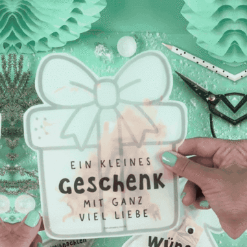Drei selbst gebastelte Konfettikarten zu Weihnachten aus Transparentpapier: Geschenk, Tannenbaum mit Namen und Sternschnuppe am Stab